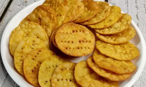 Moong Dal Papdi इस टेस्टी और हेल्दी स्नैक्स का लें मजा Moong Dal Papdi इस टेस्टी और हेल्दी स्नैक्स का लें मजा