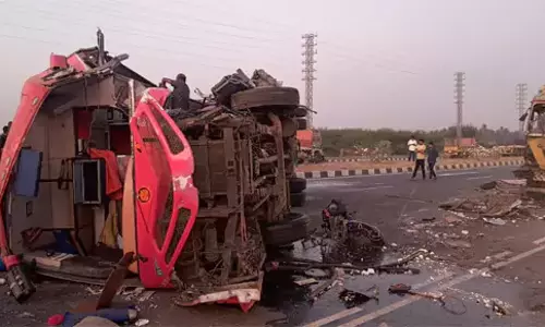 Road accident : लॉरी से टकराने के बाद निजी ट्रैवल्स की बस पलटी 4 की मौत