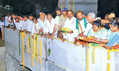 Telangana: 18 घंटे से सीताराम मुख्य नहर में बह रहा गोदावरी का पानी Telangana: 18 घंटे से सीताराम मुख्य नहर में बह रहा गोदावरी का पानी