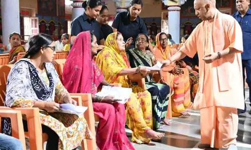 Gorakhpur: सीएम योगी ने गोरखनाथ मंदिर में सुनी जनता की समस्याएं