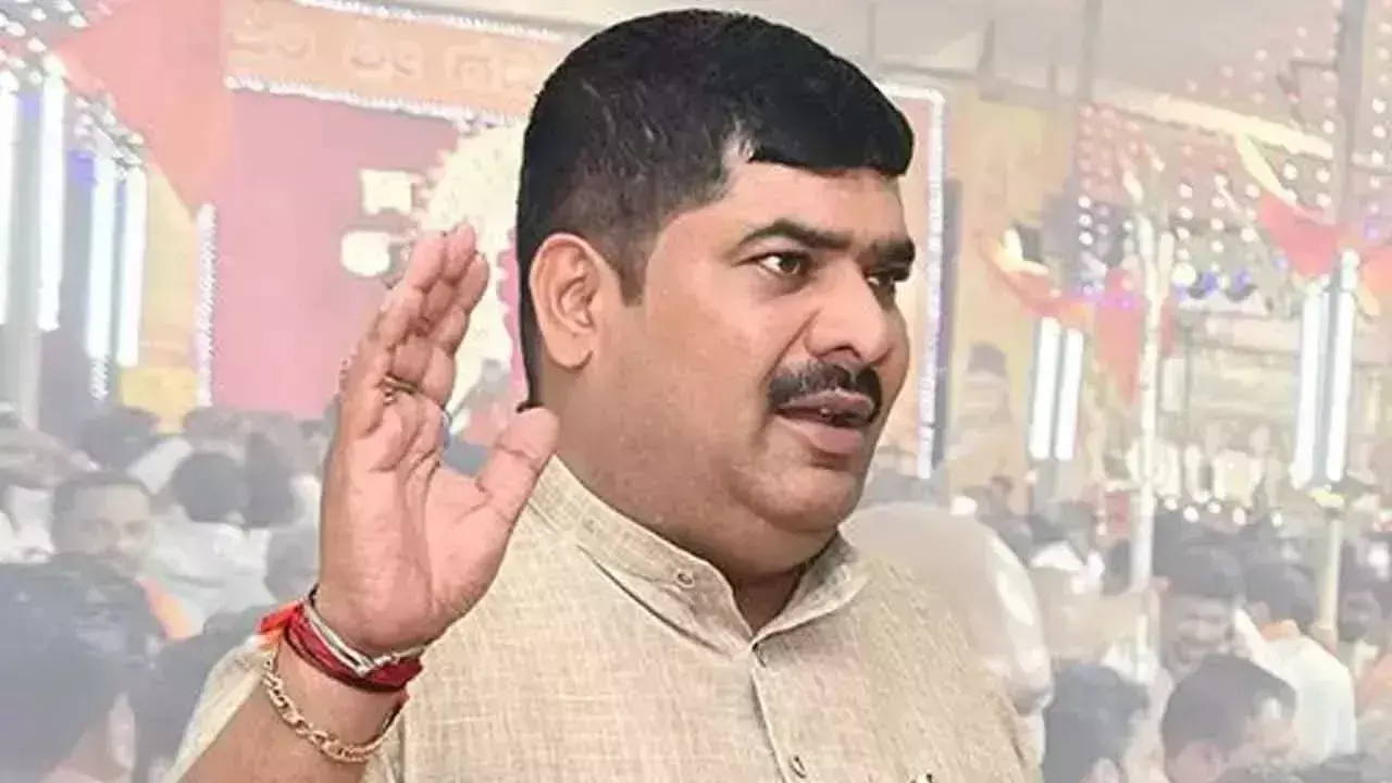 विधायक के खिलाफ FIR पर हंगामा: भाजपा विधायकों ने विधानसभा में किया प्रदर्शन