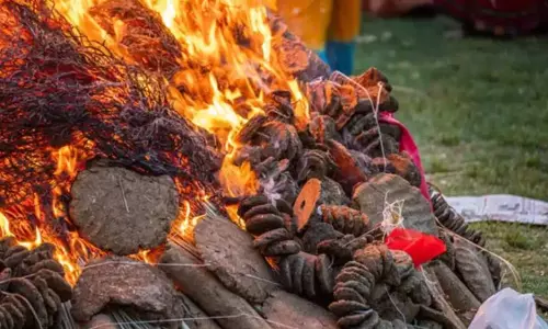 Holika Dahan 2025 कैसे हुई होलिका दहन की शुरुआत? जाने पौराणिक कथा Holika Dahan 2025 कैसे हुई होलिका दहन की शुरुआत? जाने पौराणिक कथा