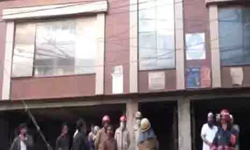 दिल्ली के Daryaganj में बहुमंजिला इमारत में लगी आग, किसी के हताहत होने की खबर नहीं
