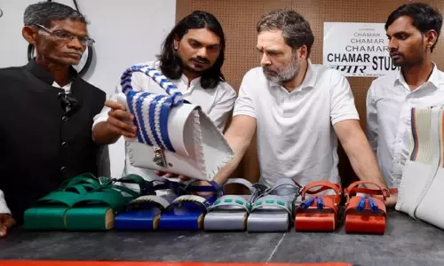 राहुल गांधी ने Dharavi में चमड़ा शिल्पकारों और डिजाइनरों से की मुलाकात