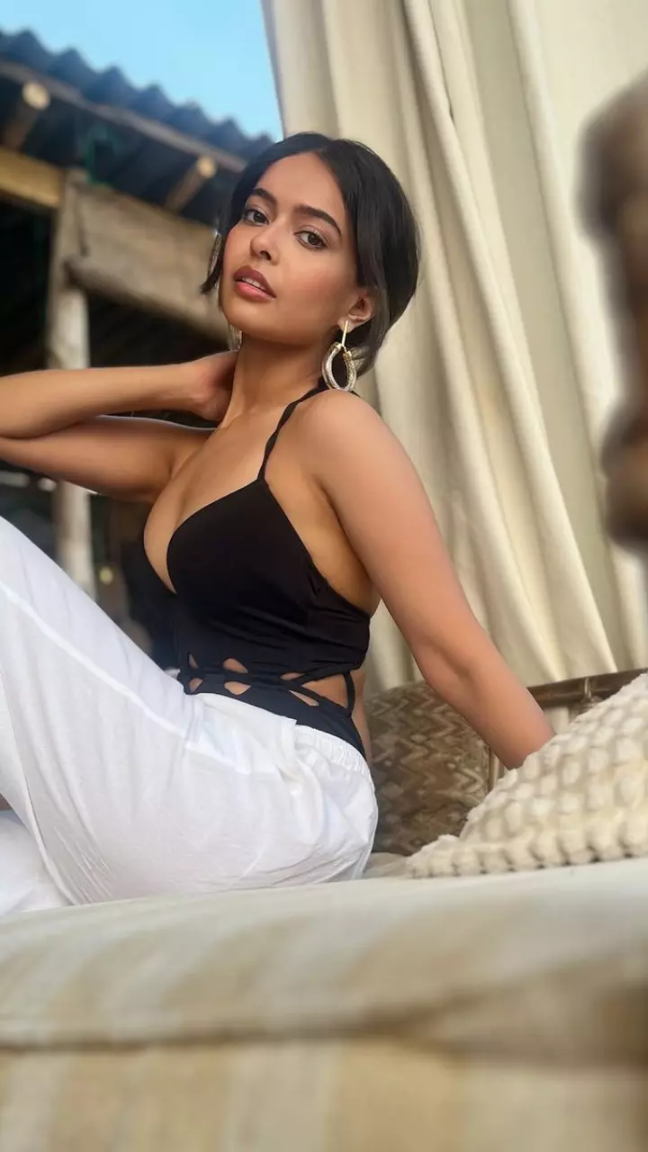 मेगना मुखर्जी ने फ्लॉन्ट लिया फिगर