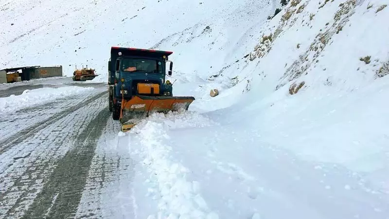श्रीनगर-लेह राजमार्ग पर बर्फ हटाने का काम जारी श्रीनगर-लेह राजमार्ग पर बर्फ हटाने का काम जारी