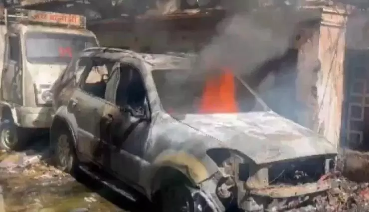 Lucknow : पार्किंग में लगी भीषण आग, कई कारें जलकर राख Lucknow : पार्किंग में लगी भीषण आग, कई कारें जलकर राख
