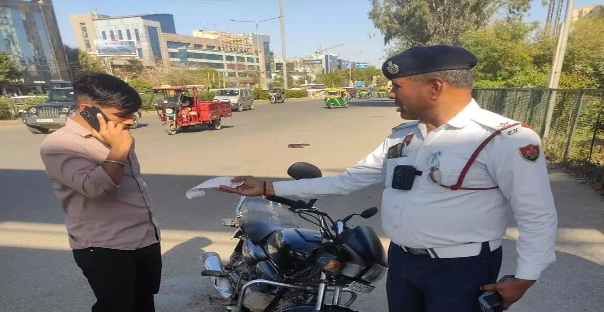 Haryana: बिना हेलमेट वाहन चलाने पर 51 हजार वाहन चालकों पर जुर्माना Haryana: बिना हेलमेट वाहन चलाने पर 51 हजार वाहन चालकों पर जुर्माना
