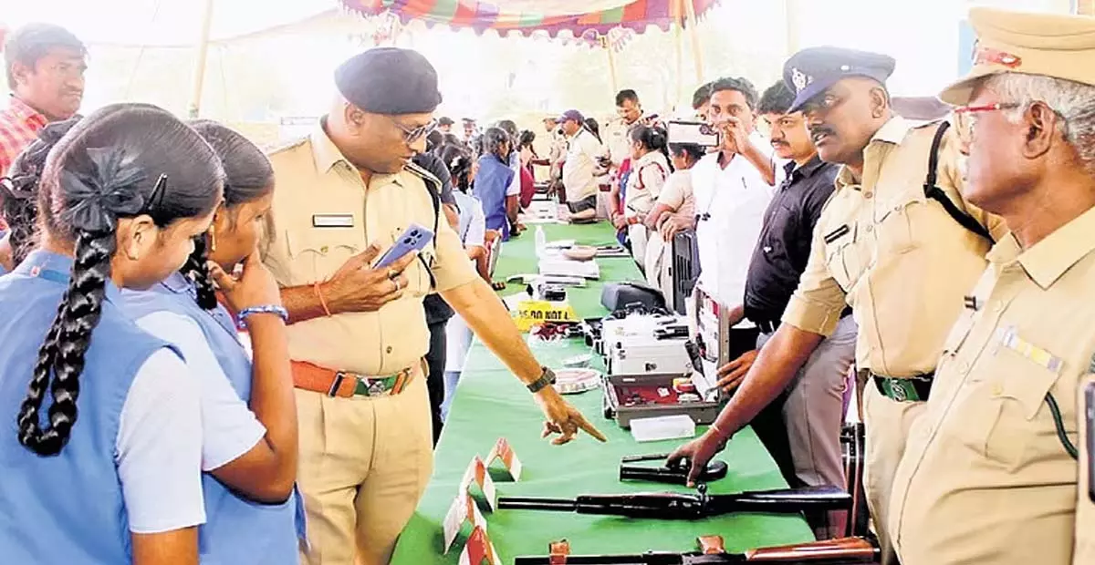 Andhra: बापटला पुलिस ने महिला सुरक्षा के लिए ओपन हाउस कार्यक्रम का आयोजन किया Andhra: बापटला पुलिस ने महिला सुरक्षा के लिए ओपन हाउस कार्यक्रम का आयोजन किया