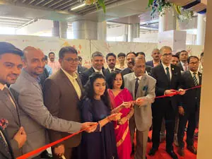 लखनऊ एयरपोर्ट के टर्मिनल 3 पर रमाडा एनकोर ट्रांजिट होटल का उद्घाटन लखनऊ एयरपोर्ट के टर्मिनल 3 पर रमाडा एनकोर ट्रांजिट होटल का उद्घाटन