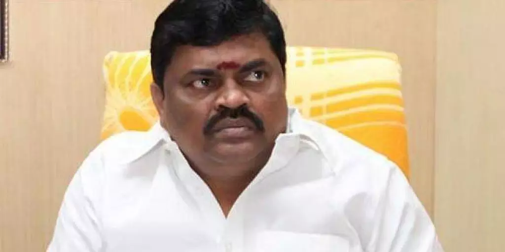 पूर्व मंत्री ने जनसभा के मंच पर AIADMK कार्यकारिणी पर हमला किया पूर्व मंत्री ने जनसभा के मंच पर AIADMK कार्यकारिणी पर हमला किया