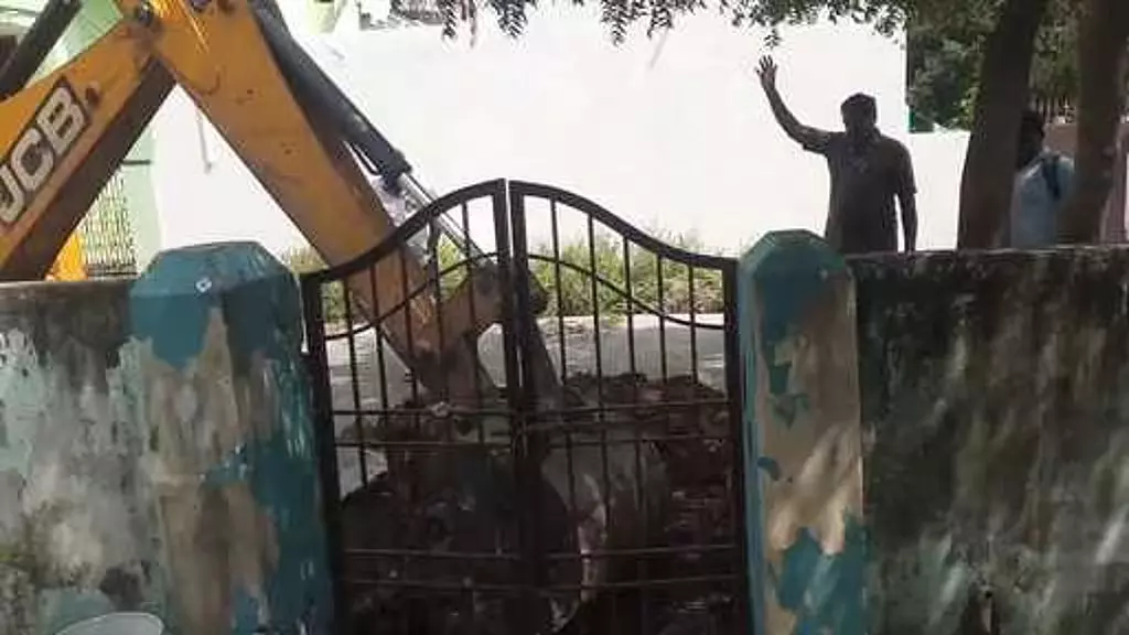 कर बकाया: कुड्डालोर निगम ने एक घर के दरवाजे में गड्ढा खोद दिया कर बकाया: कुड्डालोर निगम ने एक घर के दरवाजे में गड्ढा खोद दिया