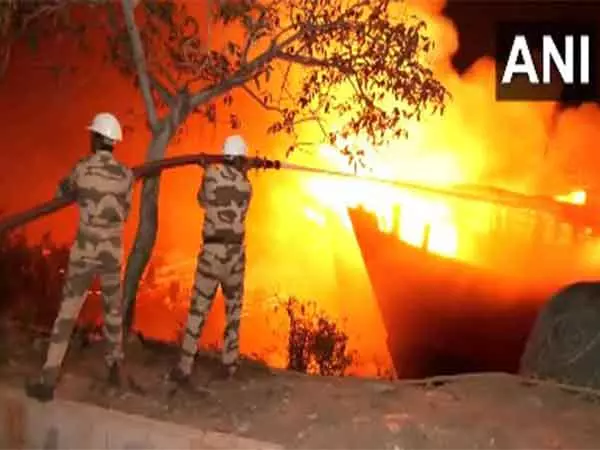 Jagatsinghpur में पारादीप मछली पकड़ने वाले बंदरगाह पर कई नावों में लगी आग Jagatsinghpur में पारादीप मछली पकड़ने वाले बंदरगाह पर कई नावों में लगी आग