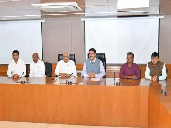 Gujarat CM ने बनासकांठा डेयरी वीर्य केंद्र का उद्घाटन किया Gujarat CM ने बनासकांठा डेयरी वीर्य केंद्र का उद्घाटन किया