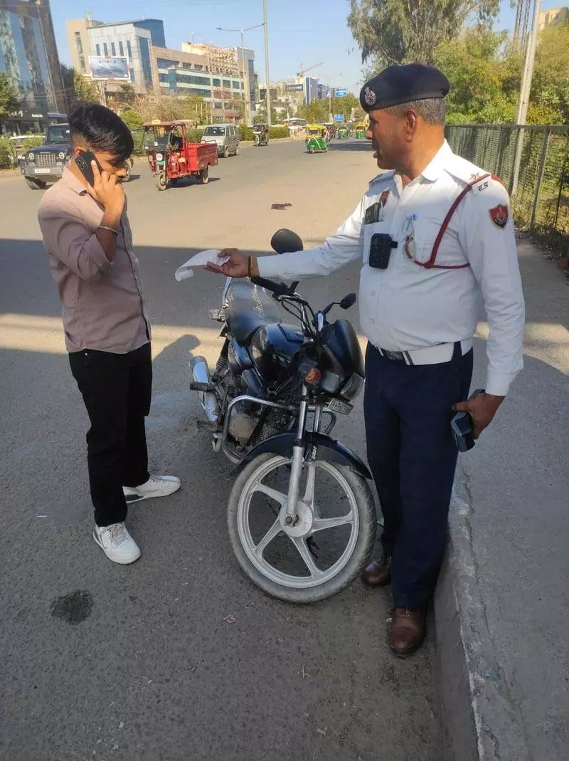 गुरुग्राम में बिना हेलमेट वाहन चलाने पर 51 हजार वाहन चालकों पर जुर्माना लगाया गया गुरुग्राम में बिना हेलमेट वाहन चलाने पर 51 हजार वाहन चालकों पर जुर्माना लगाया गया