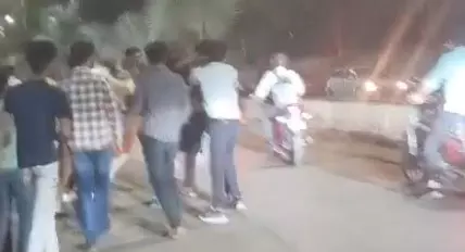 थाने के गेट में गुंडागर्दी, युवक की धुनाई थाने के गेट में गुंडागर्दी, युवक की धुनाई