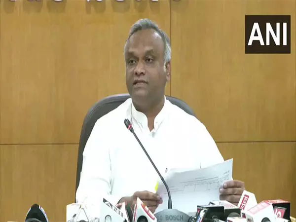औरंगजेब विवाद के बीच Priyank Kharge ने मीडिया पर निशाना साधा औरंगजेब विवाद के बीच Priyank Kharge ने मीडिया पर निशाना साधा
