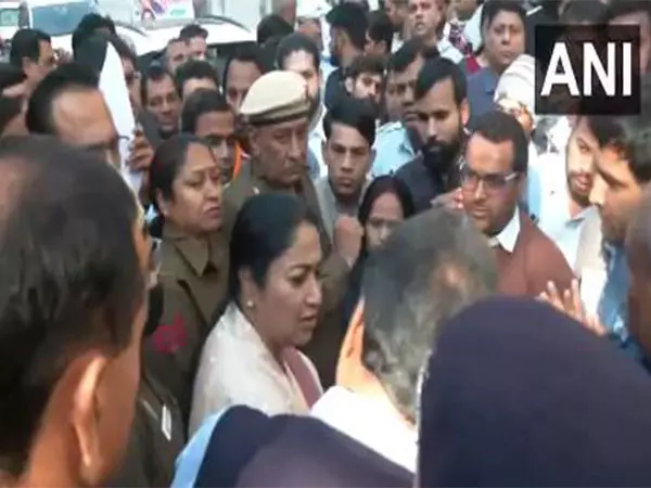 दिल्ली सरकार अस्पतालों के पास जन औषधि केंद्र खोलेगी: CM Rekha Gupta दिल्ली सरकार अस्पतालों के पास जन औषधि केंद्र खोलेगी: CM Rekha Gupta