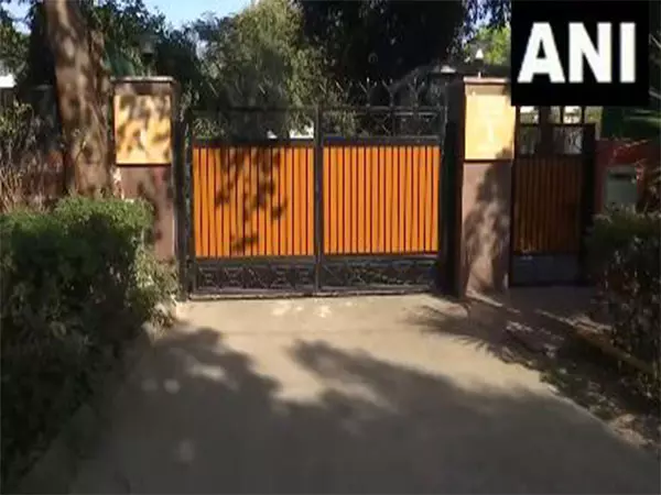 BJP के दिनेश शर्मा और कृष्ण पाल गूजर ने अपने आवासों के नाम बदले BJP के दिनेश शर्मा और कृष्ण पाल गूजर ने अपने आवासों के नाम बदले