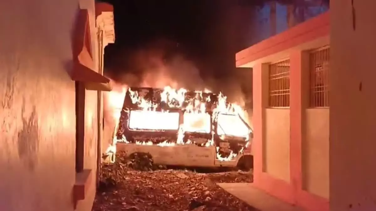 MP : जिला अस्पताल में खड़ी एंबुलेंस में देर रात लगी भीषण आग, आठ वाहन राख MP : जिला अस्पताल में खड़ी एंबुलेंस में देर रात लगी भीषण आग, आठ वाहन राख