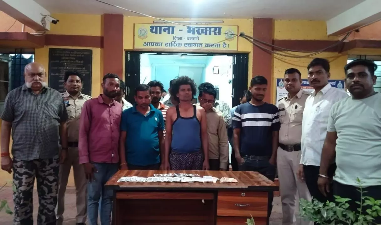 भखारा में 10 जुआरी गिरफ्तार, 47800 रुपए जब्त भखारा में 10 जुआरी गिरफ्तार, 47800 रुपए जब्त