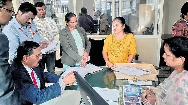 लोकायुक्त ने सब-रजिस्ट्रार कार्यालय पर छापा मारा: कूड़ेदान में 20,000 रुपये नकद मिले लोकायुक्त ने सब-रजिस्ट्रार कार्यालय पर छापा मारा: कूड़ेदान में 20,000 रुपये नकद मिले
