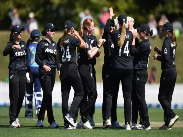 मैडी ग्रीन के शतक और हन्ना रोवे के चार विकेट की बदौलत New Zealand ने सीरीज पर कब्ज़ा किया मैडी ग्रीन के शतक और हन्ना रोवे के चार विकेट की बदौलत New Zealand ने सीरीज पर कब्ज़ा किया