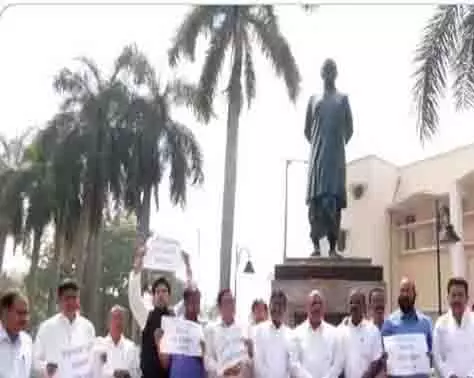 पंचायती राज दिवस में बदलाव को लेकर BJD ने ओडिशा विधानसभा के बाहर किया विरोध प्रदर्शन पंचायती राज दिवस में बदलाव को लेकर BJD ने ओडिशा विधानसभा के बाहर किया विरोध प्रदर्शन