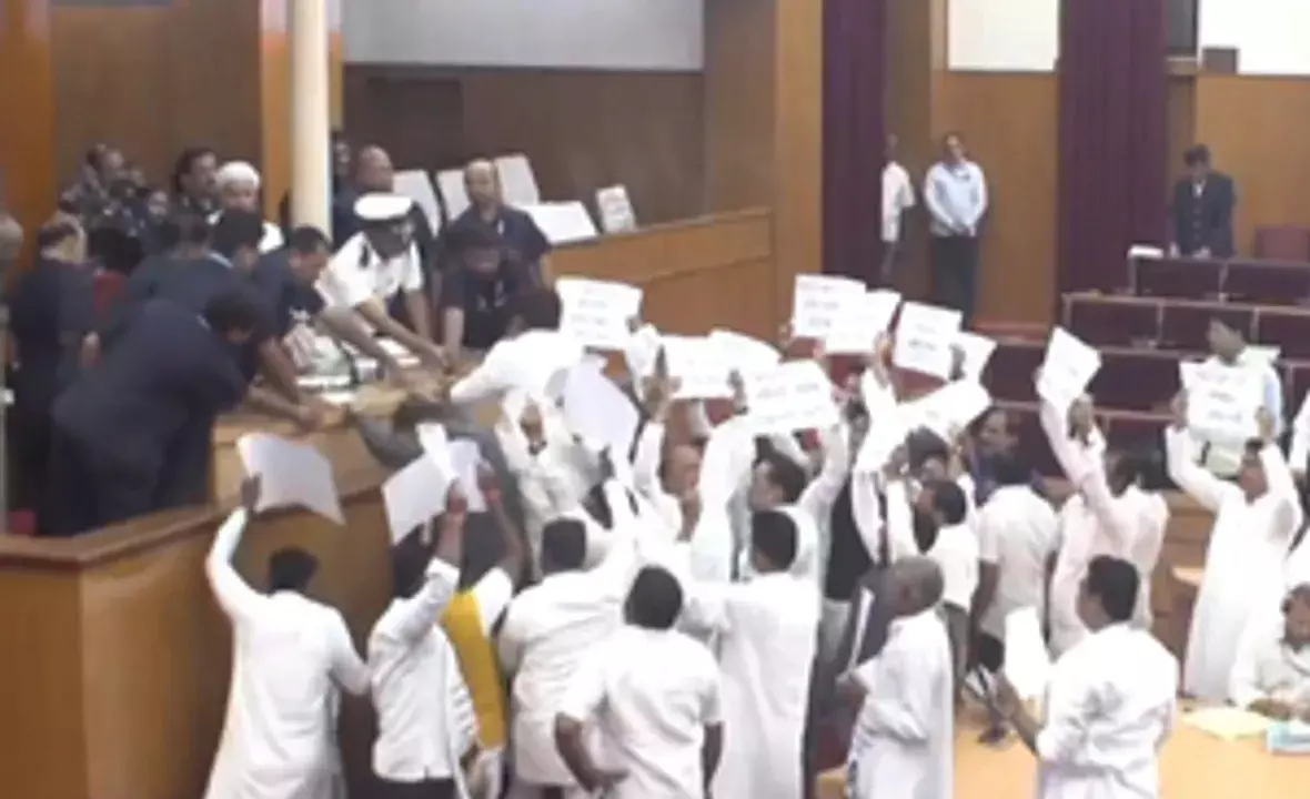 Odisha: विधानसभा में विपक्ष ने कई मुद्दों पर किया हंगामा Odisha: विधानसभा में विपक्ष ने कई मुद्दों पर किया हंगामा