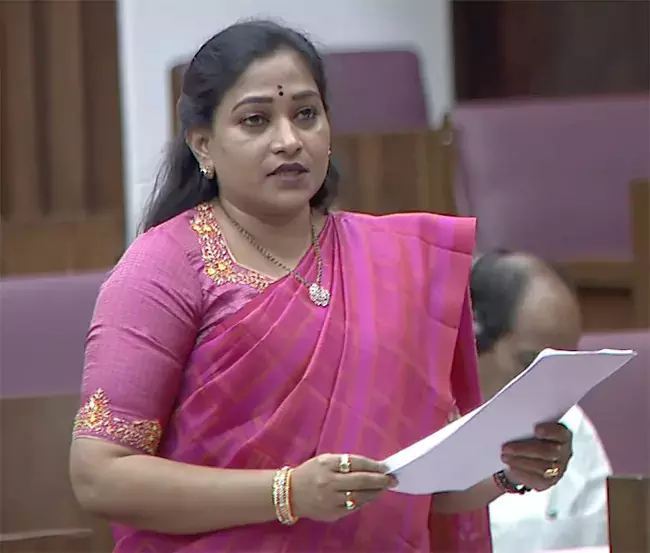 Home Minister Anita : मादक पदार्थ और गांजे की खेती पर नियंत्रण के लिए ड्रोन तकनीक का इस्तेमाल किया जा रहा Home Minister Anita : मादक पदार्थ और गांजे की खेती पर नियंत्रण के लिए ड्रोन तकनीक का इस्तेमाल किया जा रहा