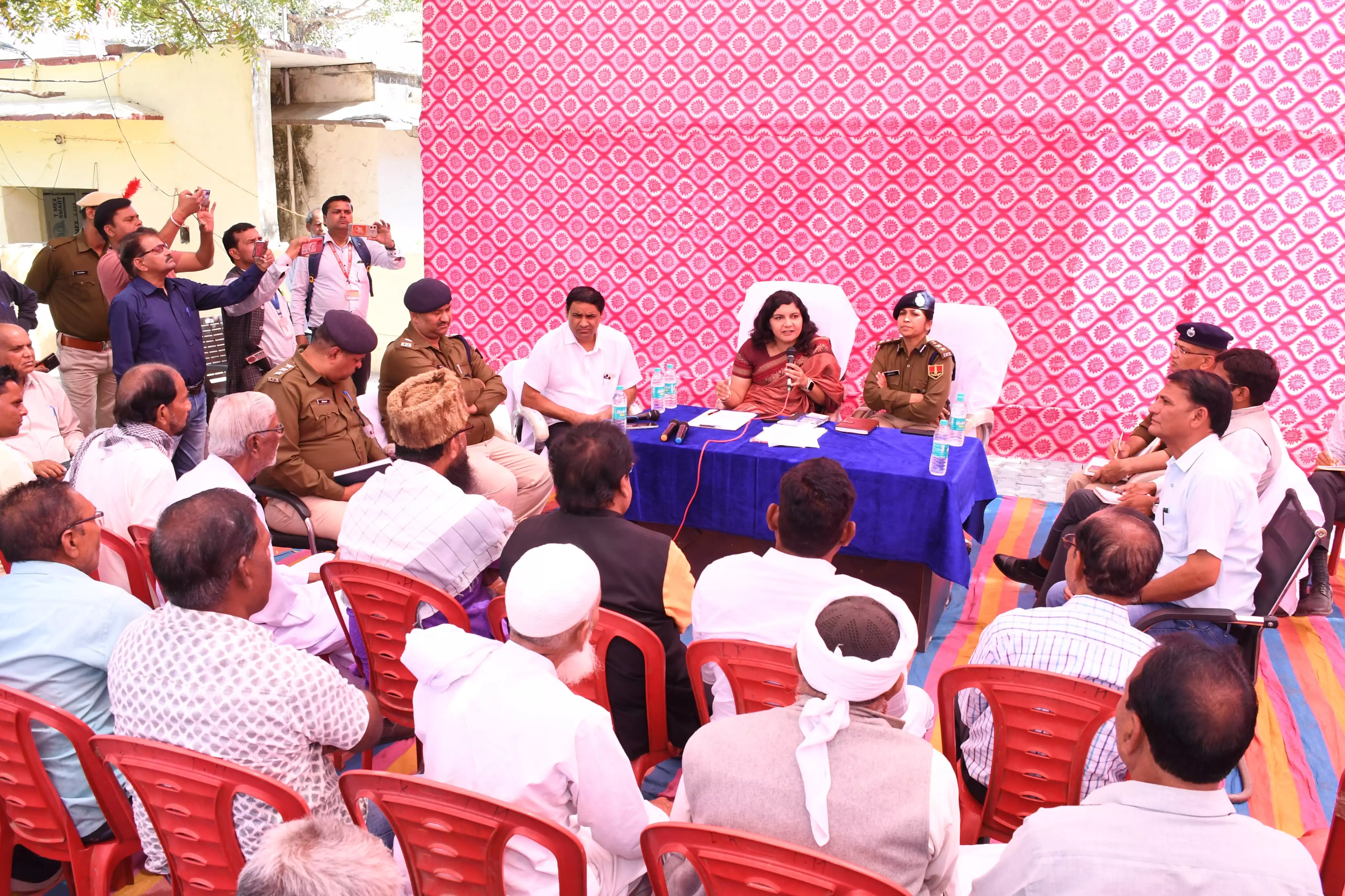 Madhopur: जिला कलेक्टर जिला स्तरीय शांति समिति की बैठक आयोजित Madhopur: जिला कलेक्टर जिला स्तरीय शांति समिति की बैठक आयोजित