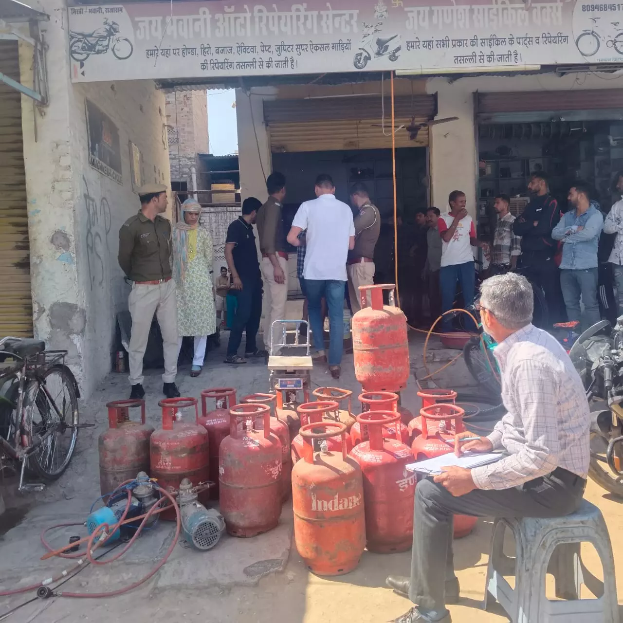 Bikaner: घरेलू गैस सिलेंडर के दुरुपयोग व अवैध रिफिलिंग शिकायत पर तीन जगह हुई कार्रवाई Bikaner: घरेलू गैस सिलेंडर के दुरुपयोग व अवैध रिफिलिंग शिकायत पर तीन जगह हुई कार्रवाई