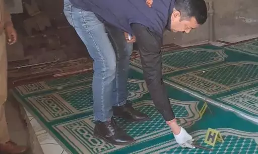 Meerut: मस्जिद में नमाज पढ़ रहे 21 वर्षीय युवक पर जानलेवा हमला हुआ Meerut: मस्जिद में नमाज पढ़ रहे 21 वर्षीय युवक पर जानलेवा हमला हुआ
