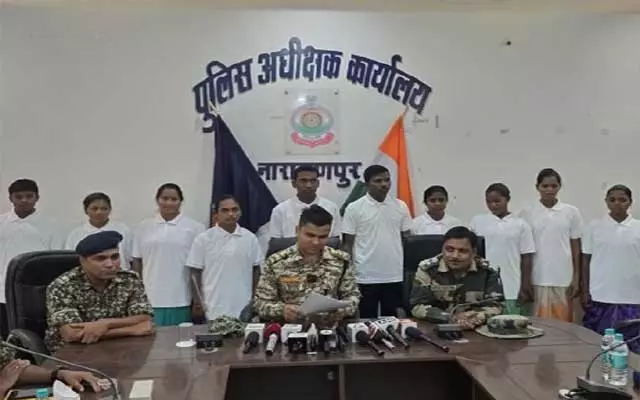 CG BREAKING: नारायणपुर में 11 नक्सलियों ने किया आत्मसमर्पण CG BREAKING: नारायणपुर में 11 नक्सलियों ने किया आत्मसमर्पण