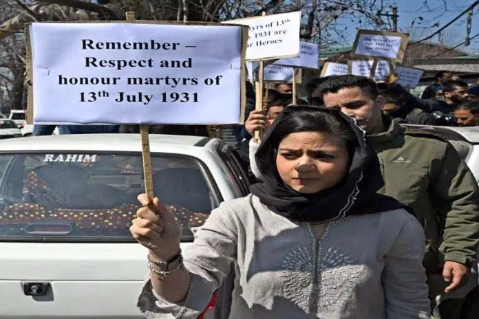 PDP ने 13 जुलाई के शहीदों पर विपक्ष के नेता की टिप्पणी के खिलाफ विरोध प्रदर्शन किया PDP ने 13 जुलाई के शहीदों पर विपक्ष के नेता की टिप्पणी के खिलाफ विरोध प्रदर्शन किया