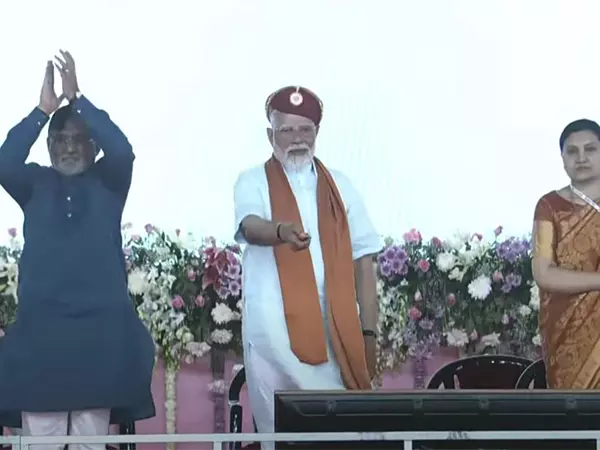 PM Modi ने सिलवासा में 2,587 करोड़ रुपये की विभिन्न विकास परियोजनाओं का उद्घाटन और शिलान्यास किया PM Modi ने सिलवासा में 2,587 करोड़ रुपये की विभिन्न विकास परियोजनाओं का उद्घाटन और शिलान्यास किया