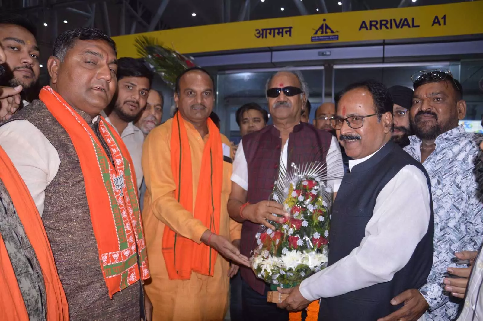 हैदराबाद से रायपुर लौटे सांसद बृजमोहन अग्रवाल, जिला अध्यक्ष ने किया भव्य स्वागत हैदराबाद से रायपुर लौटे सांसद बृजमोहन अग्रवाल, जिला अध्यक्ष ने किया भव्य स्वागत