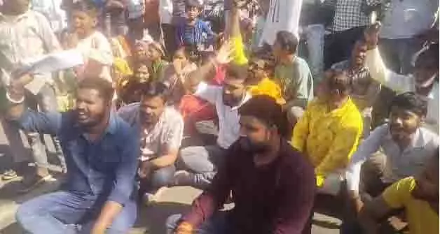 श्रीजी सिटी कॉलोनी के रहवासियों के सब्र का बांध फूटा, SDM कार्यालय के समीप किया साढ़े 3 घंटे चक्काजाम श्रीजी सिटी कॉलोनी के रहवासियों के सब्र का बांध फूटा, SDM कार्यालय के समीप किया साढ़े 3 घंटे चक्काजाम