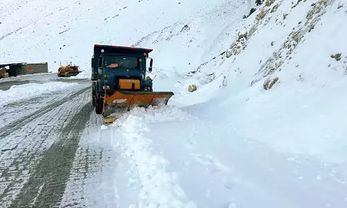 श्रीनगर-लेह राजमार्ग पर बर्फ हटाने का काम जारी