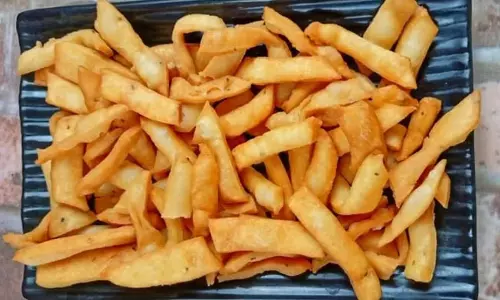 Holi 2025 Special Snacks:मेहमानों के लिए इस रेसिपी से बनाएं नमकपारे और मसाला काजू