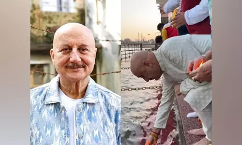 Anupam Kher ने मां दुलारी और भाई राजू खेर के साथ गंगा घाट पर पूजा-अर्चना की