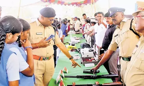 Andhra: बापटला पुलिस ने महिला सुरक्षा के लिए ओपन हाउस कार्यक्रम का आयोजन किया Andhra: बापटला पुलिस ने महिला सुरक्षा के लिए ओपन हाउस कार्यक्रम का आयोजन किया