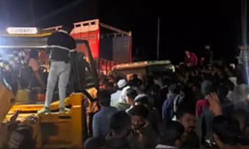 गुजरात के साबरकांठा में ट्रक से टकराई जीप, तीन की मौत, 19 घायल गुजरात के साबरकांठा में ट्रक से टकराई जीप, तीन की मौत, 19 घायल