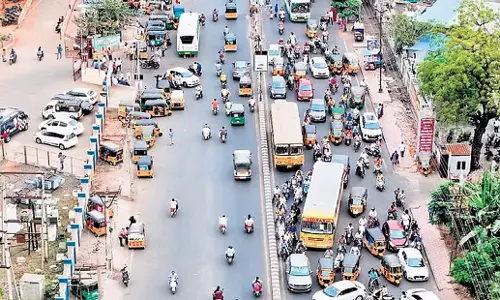 Andhra: गुंटूर पुलिस ने खुले में शराब पीने पर रोक लगाने के लिए ड्रोन तैनात किए Andhra: गुंटूर पुलिस ने खुले में शराब पीने पर रोक लगाने के लिए ड्रोन तैनात किए