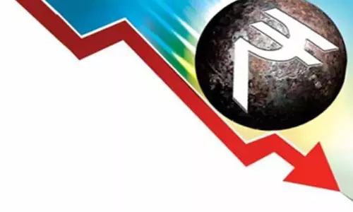 शुरुआती कारोबार में अमेरिकी डॉलर के मुकाबले रुपया 5 पैसे गिरकर 87.11 पर आया