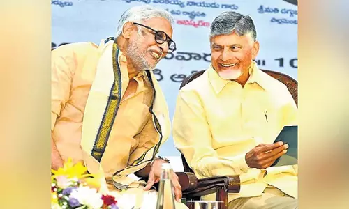 Andhra: सीएम नायडू ने दग्गुबाती वेंकटेश्वर राव की पुस्तक प्रपंच चरित्र की सराहना की