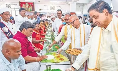 Andhra: टीटीडी ने तीर्थयात्रियों के लिए अन्नप्रसादम में मसाला वड़ा पेश किया Andhra: टीटीडी ने तीर्थयात्रियों के लिए अन्नप्रसादम में मसाला वड़ा पेश किया