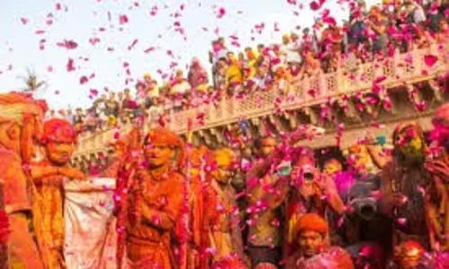 Vrindavan:  रंगों का त्योहार, इस दिन बांके बिहारी खेलेंगे लड्डू-जलेबी उड़ाकर होली, पहुंचने लगे हैं श्रद्धालु