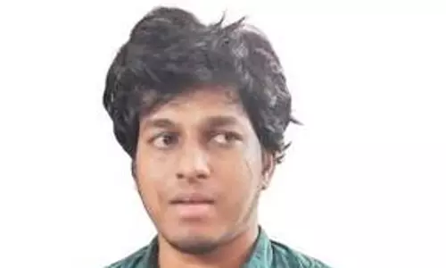 दंपत्ति को चाकू मारने के आरोप में युवक गिरफ्तार: रिटायर्ड शिक्षक को 15 जगहों पर चाकू घोंपा