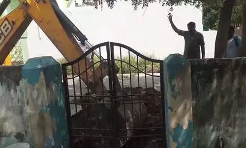 कर बकाया: कुड्डालोर निगम ने एक घर के दरवाजे में गड्ढा खोद दिया